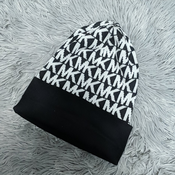 Michael Kors beanie hat - Picture 4 of 4